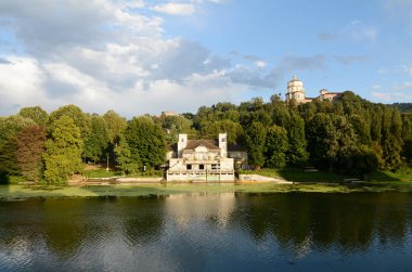 Torino 'daki Po Nehri. Nehrin mavi sularındaki lüks binaların yansımaları..