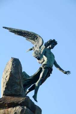 Frejus Tüneli 'ne adanmış anıt 1879 yılında Luigi Belli tarafından inşa edilmiştir. Taşlar piramidinin üzerinde, parlak mermer içindeki dev cisimler ve bilimin kanatlı dehası.