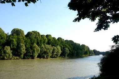 Torino 'daki Po Nehri. Nehrin mavi sularındaki lüks binaların yansımaları..