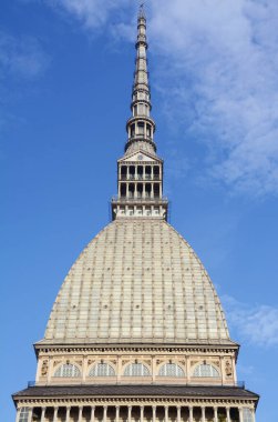 Köstebek Antonelliana, Turin 'in sembolik anıtıdır. Adı mimar Alessandro Antonelli 'den türetilirken, dünyanın en yüksek tuğla binasıydı..