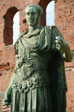Augusta Taurinorum 'un Porta Principalis Dextera' sı olan Porta Palatina 'nın önündeki Jül Sezar' ın heykeli..