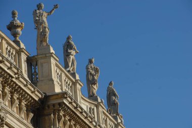 1720 'lerde Juvarra tarafından tasarlanmış olan ve Barok' un başyapıtlarından biri olan Palazzo Madama 'nın sütunları, heykelleri ve süslemeleri..