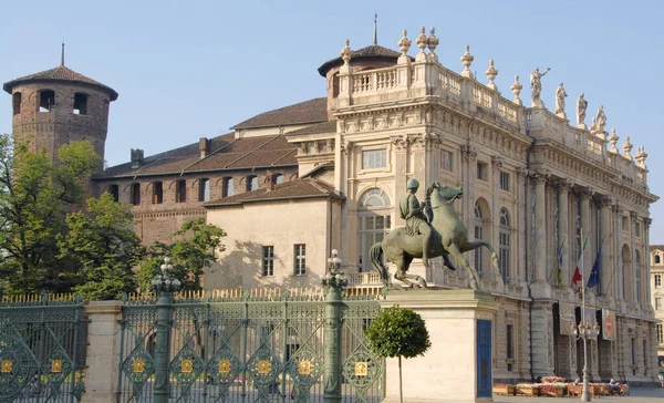 马达马宫 Palazzo Madama 是位于都灵卡斯特洛广场的一座历史性建筑 它是联合国教科文组织的遗产 和其他萨伏伊住所一样 它是文明古艺术博物馆的所在地 — 图库照片