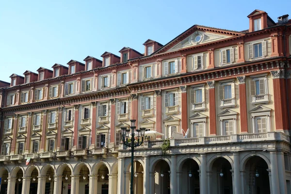 斯塔图托广场 Piazza Statuto 是萨伏伊首府里索吉门托时代都灵最重要的广场之一 以典雅的红色建筑为特点 有巨大的拱廊 — 图库照片