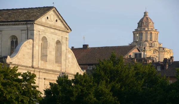 ローマ時代の宮殿の壁から大聖堂と鐘楼のパノラマ 聖戦の礼拝堂とサン ロレンツォのドーム — ストック写真