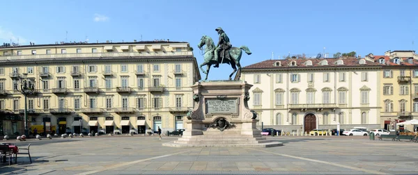 博多尼广场 内有典雅的建筑和献给阿方索 费雷罗 马尔莫拉的马术纪念碑 — 图库照片