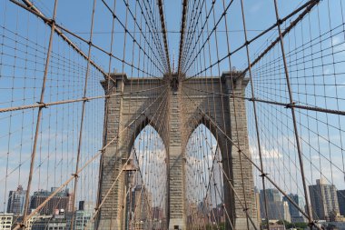 Brooklyn Köprüsü, 1883 'te inşa edilen ilk asma köprüdür. Çelikten yapılmıştır ve Manhattan' ın gökdelenlerine bakmaktadır..
