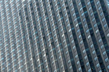 Manhattan 'ın New York' taki gökdelenlerinin ayrıntıları kristallerin ve pencerelerin ötesindeki yaşamların yinelenen uçsuz bucaksızlığını çiziyor..