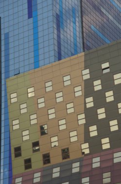 Manhattan 'ın New York' taki gökdelenlerinin ayrıntıları kristallerin ve pencerelerin ötesindeki yaşamların yinelenen uçsuz bucaksızlığını çiziyor..