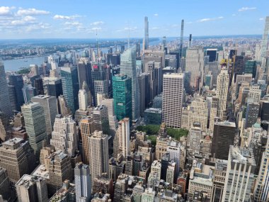 Yüzyılı aşkın bir süredir, New York 'taki ünlü gökdelenler çelik ve cam gibi muhteşem yaratıklarla New York' un hikayesini anlatıyorlar..