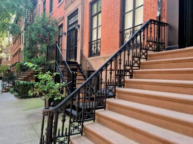 19. yüzyılın sonlarından itibaren Manhattan ve New York 'un eski mahallelerinde özellikle Harlem, East Village, Greenwich Village ve Brooklyn' de çok pitoresk evler ve sokaklar var..