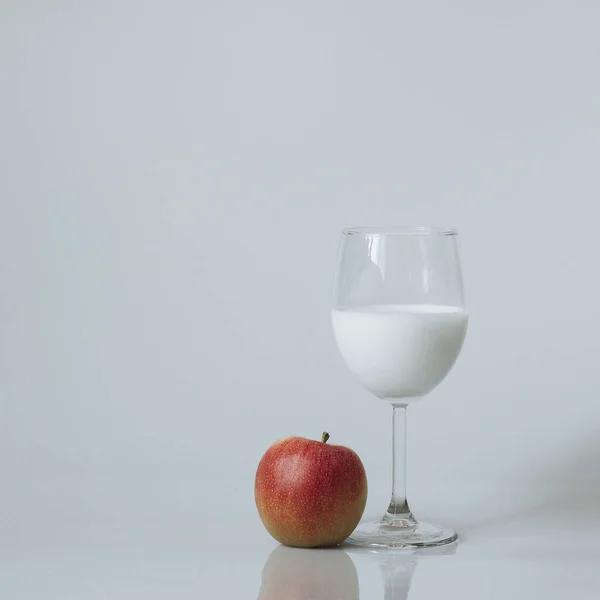 Imagen Vaso Bebida Blanca Manzana Roja Sobre Fondo Blanco — Foto de Stock