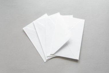 Mektuplar ve düğün davetiyeleri için masada beyaz zarflar var..