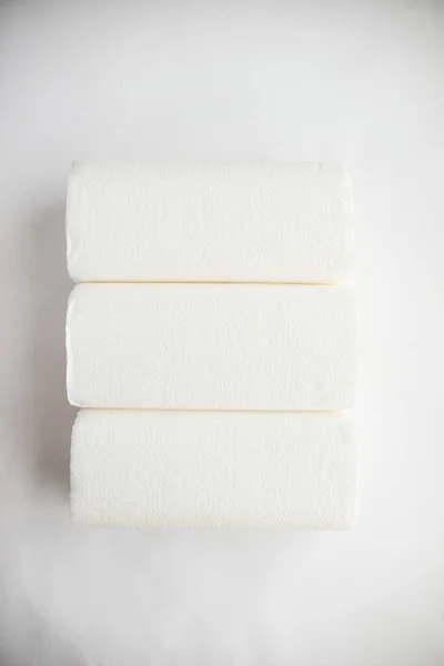 Rouleaux de papier essuie-tout, serviettes sur fond blanc. Blanc sur blanc, pâte, papier, hygiène. Le concept de consommation consciente, mode de vie durable. — Photo