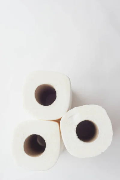 Papírtörlő tekercsek, szalvéták fehér háttérrel. Fehér a fehéren, cellulóz, papír, higiénia. A tudatos fogyasztás fogalma, fenntartható életmód. — Stock Fotó