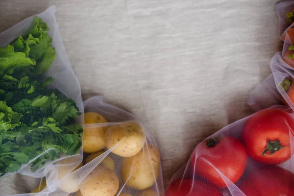 Großaufnahme von Gemüse in wiederverwendbaren Öko-Tüten. Pflanzenzüchtung, Kochen, gesunde Ernährung. Vegetarisches Essen. Bewusster Konsum. — Stockfoto