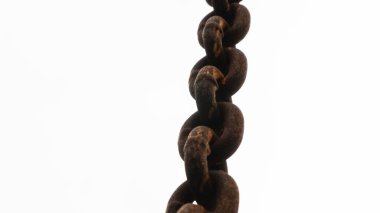 Beyaz arka planda eski paslı zincir