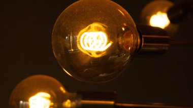 Kaliteli yuvarlak ampuller odada rahatlık ve sıcaklık yaratır.