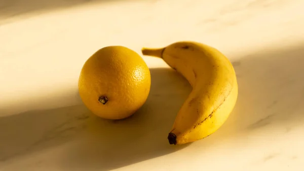 Tropische Früchte in der warmen Morgensonne, aus nächster Nähe — Stockfoto