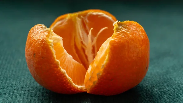 Saftige helle Mandarine aus nächster Nähe, gesunde Ernährung — Stockfoto