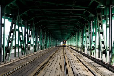 Tramvayın geçtiği eski köprünün tüneli.