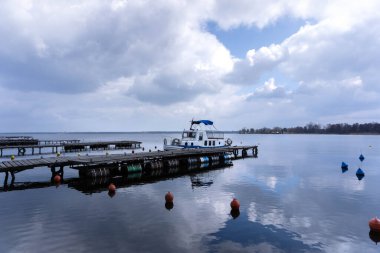 Kayık körfezdeki bir rıhtıma demirlemiş.