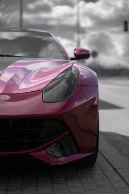 agresif parlak spor araba, dikey perspektif, bahar