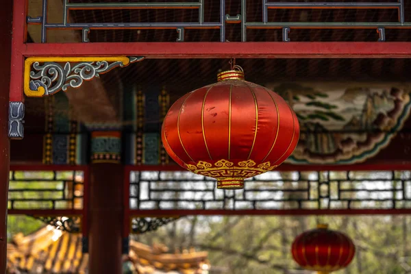 Ázsiai Piros Lámpás Lóg Egy Kínai Pavilon Jogdíjmentes Stock Fotók