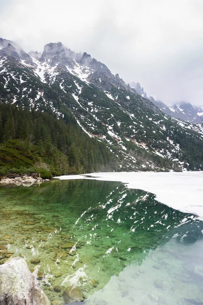 Lago Incrivelmente Bonito Entre Montanhas — Fotografia de Stock
