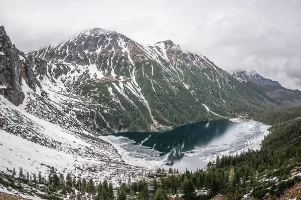 Lago Incrivelmente Bonito Entre Montanhas — Fotografia de Stock