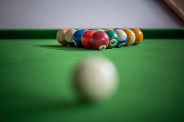 Toplu bilardo masası, seçici odaklanma