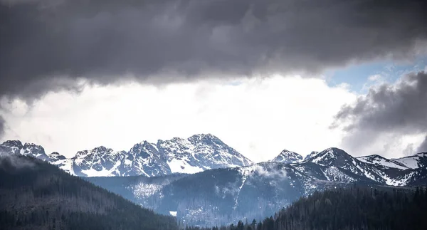 Incrível Vista Das Poderosas Montanhas Cobertas Neve — Fotografia de Stock