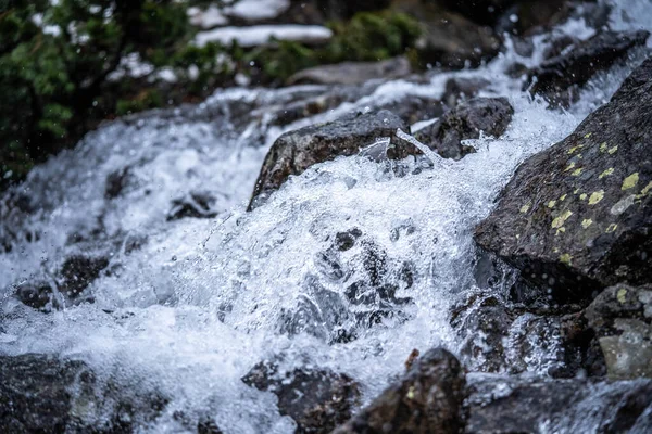 Río Montaña Descienden Rápidamente Sobre Las Piedras Desde Una Distancia —  Fotos de Stock