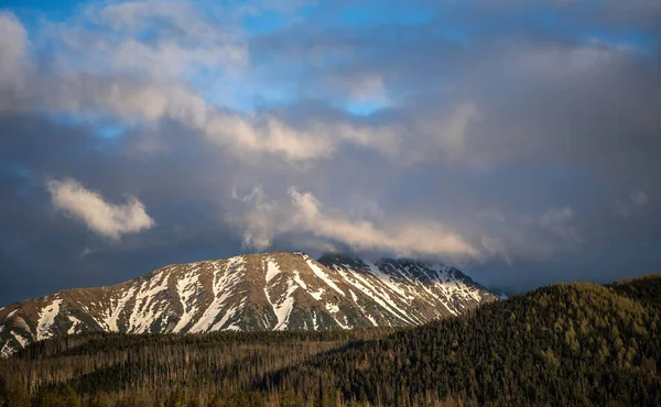 Απίστευτα Όμορφα Χιονισμένα Μεγαλοπρεπή Βουνά — Φωτογραφία Αρχείου