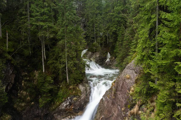 信じられないほど美しい山の滝 — ストック写真