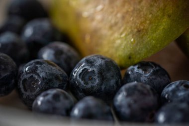 Bir tabakta olgun yaban mersini, seçici bir odak