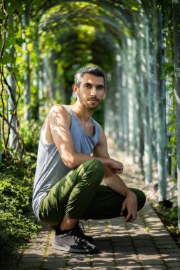 Genç bir adam mutluluğu yaşıyor..