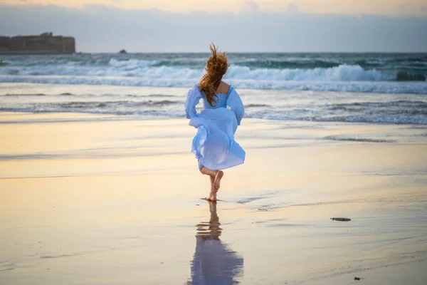 Menina Alegremente Corre Longo Costa Conceito Felicidade Alegria — Fotografia de Stock