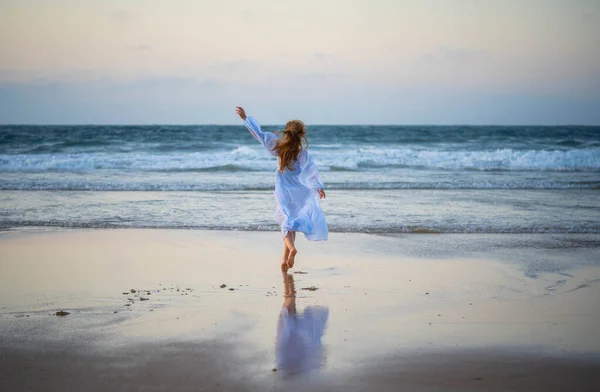 Kız okyanusa koşuyor, inanılmaz güzel.