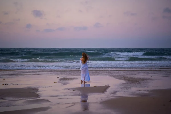 Fille Sur Océan Coucher Soleil Beauté Incroyable Photos De Stock Libres De Droits