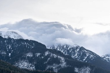 Karla kaplı dağ zirveleri: konsept - vahşi doğa, yalnızlık, uzaklık