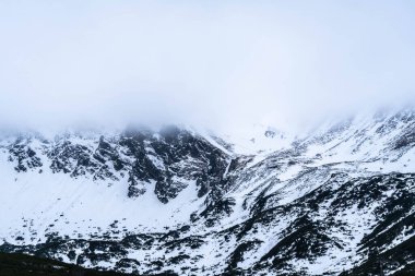 Karlı Dağ Tepeleri Sisli Siste Saklı