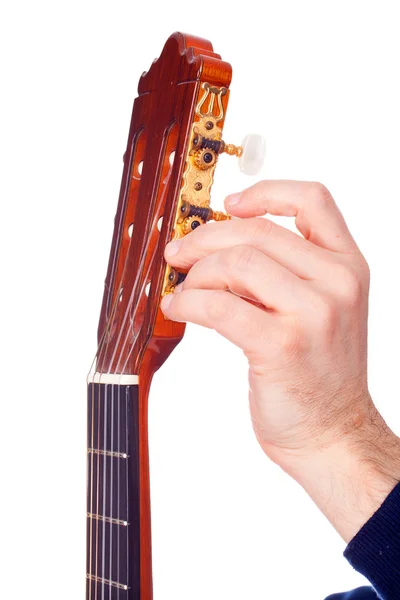 Beyaz arka plan üzerinde onun sap kafası bir gitar tuning kişi 