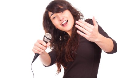 bir mikrofon tutan ve yüksek sesle şarkı genç kadın