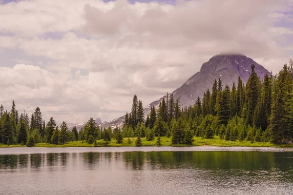 Landscape of Chester lake and Mt Galatea — Stock Photo, Image