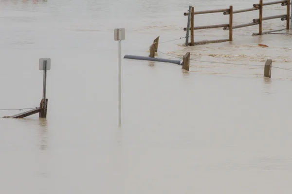 Inondation de l'eau entourant signe — Photo