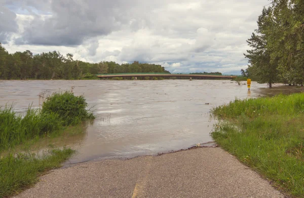 Overstroomde weg in vis Creek Park — Stockfoto