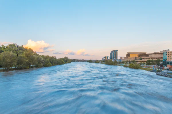 Yüksek su Bow Nehri