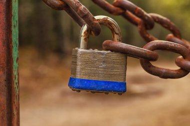 Bir zincir gümüş Metal kilit