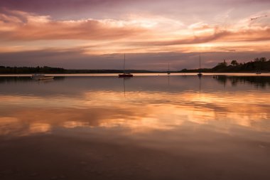 gün batımında tekne